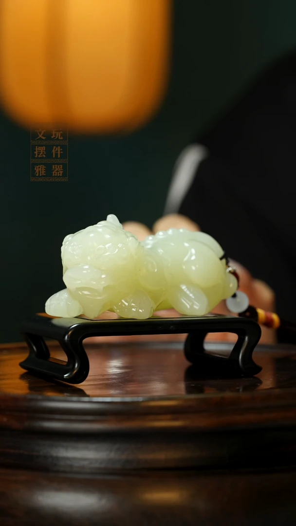 玉《吞金貔貅》手把件摆件