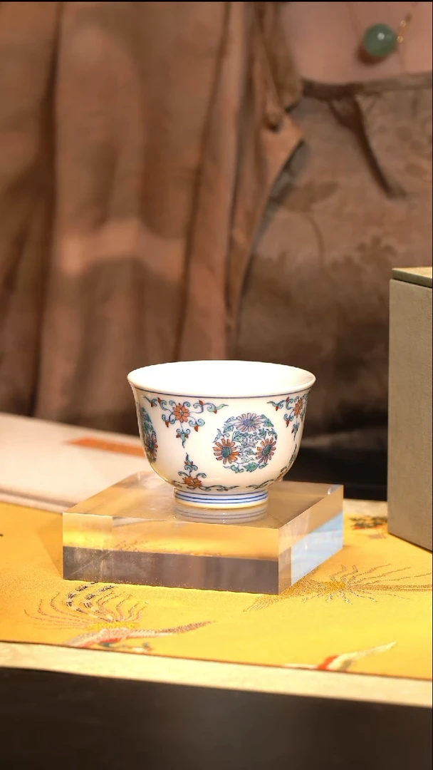 J涂杏花窑斗彩团菊炉式杯