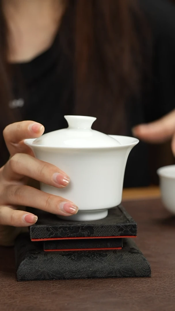 景德镇白胎马蹄盖碗
