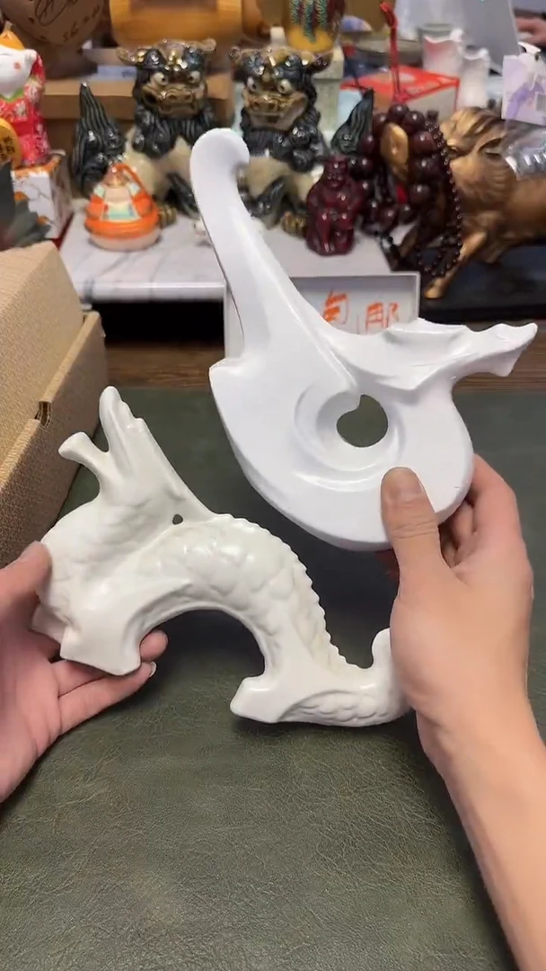 400带款白瓷摆件2只