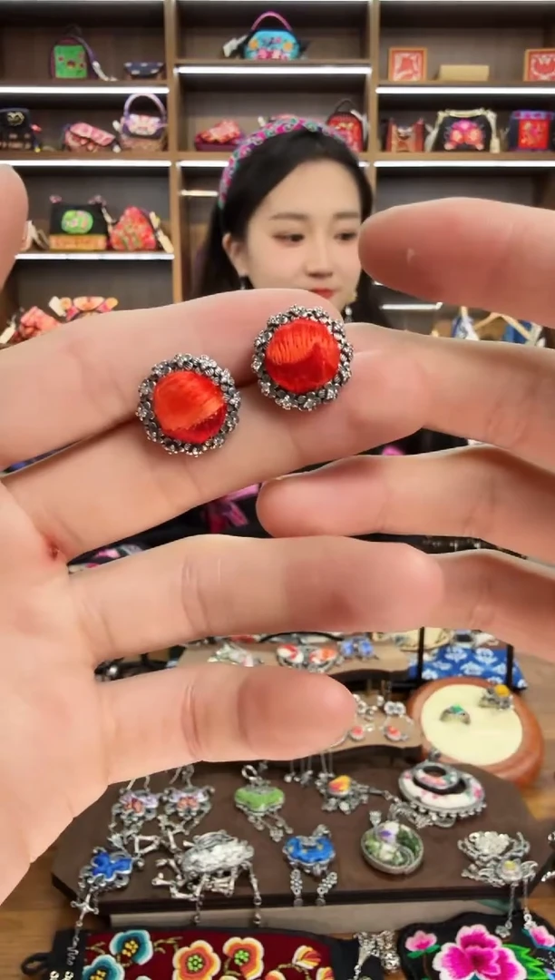 【闪购商品】织绣71蒙阿苏苗绣传承