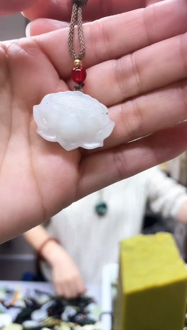 未镶嵌岫玉吊坠`