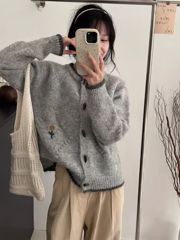 ZZS5446 韩系宽松百搭显瘦牛角扣花朵刺绣毛衣开衫女 54