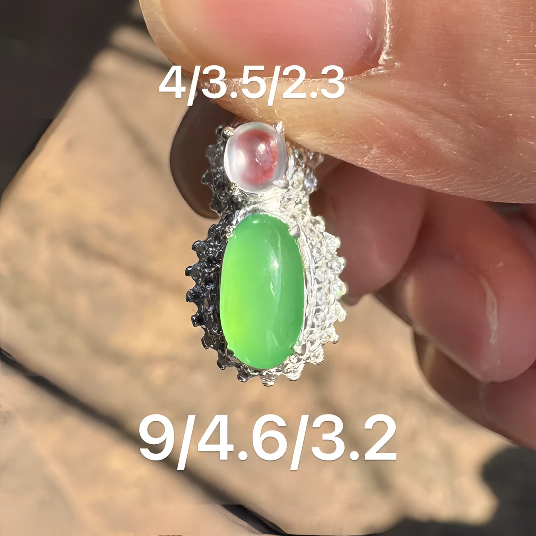 0124(小哪吒在源头)冰种翡翠果阳绿戒面干净肉细杠味荧光足M50