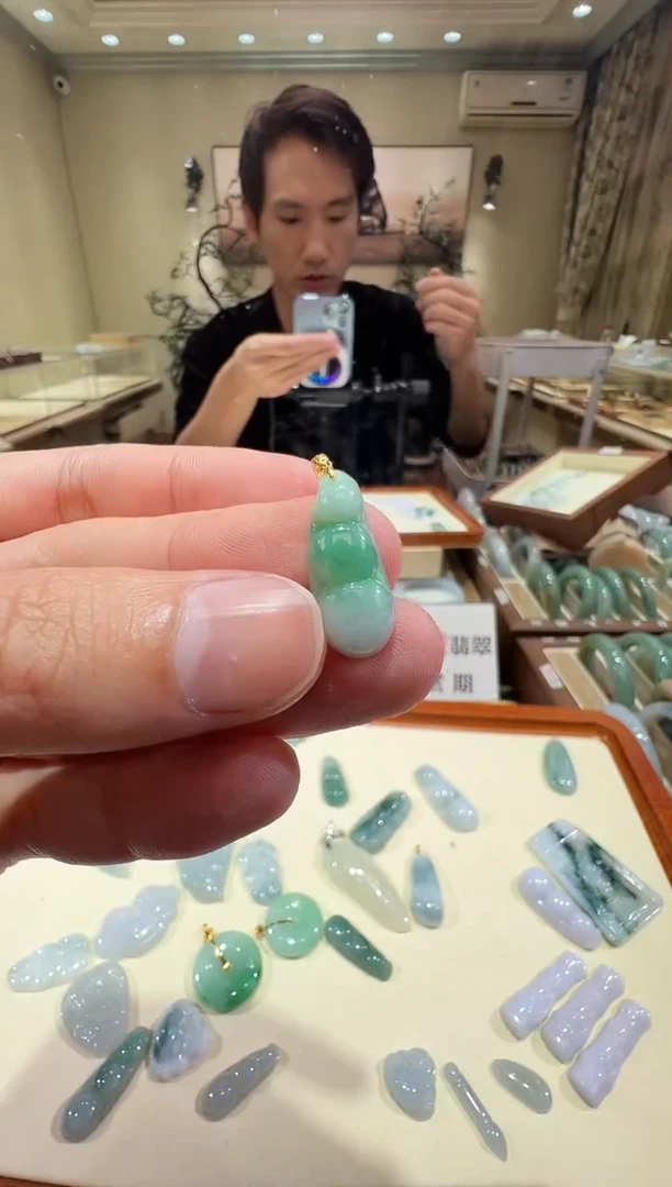 颈饰未镶嵌翡翠-纯天然缅甸A货翡翠带色小福豆吊坠-