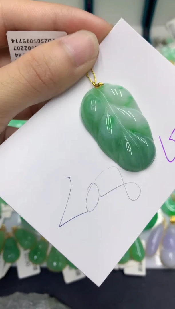 翡翠挂件18K金镶嵌翡翠