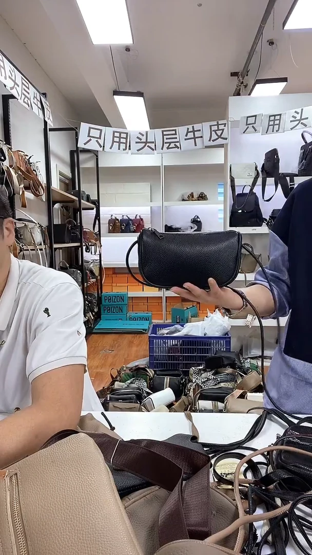 头层牛皮小饺子包黑色