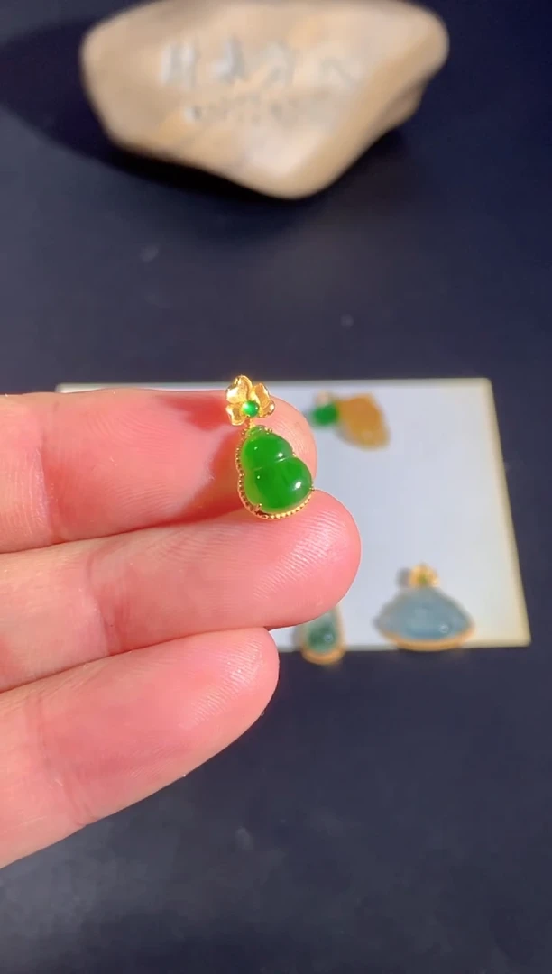 颈饰18K金镶嵌翡翠