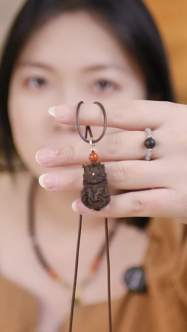 玛瑙/玉髓吊坠(赠链)未镶嵌（白奇楠凤九吊坠）