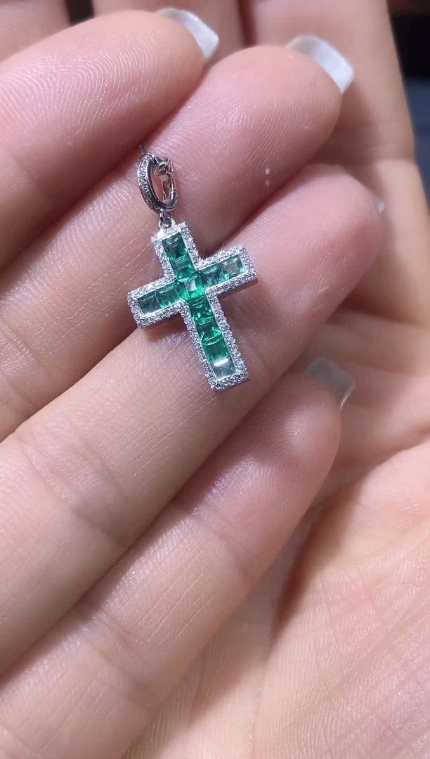 18K金镶嵌颈饰祖母绿吊坠