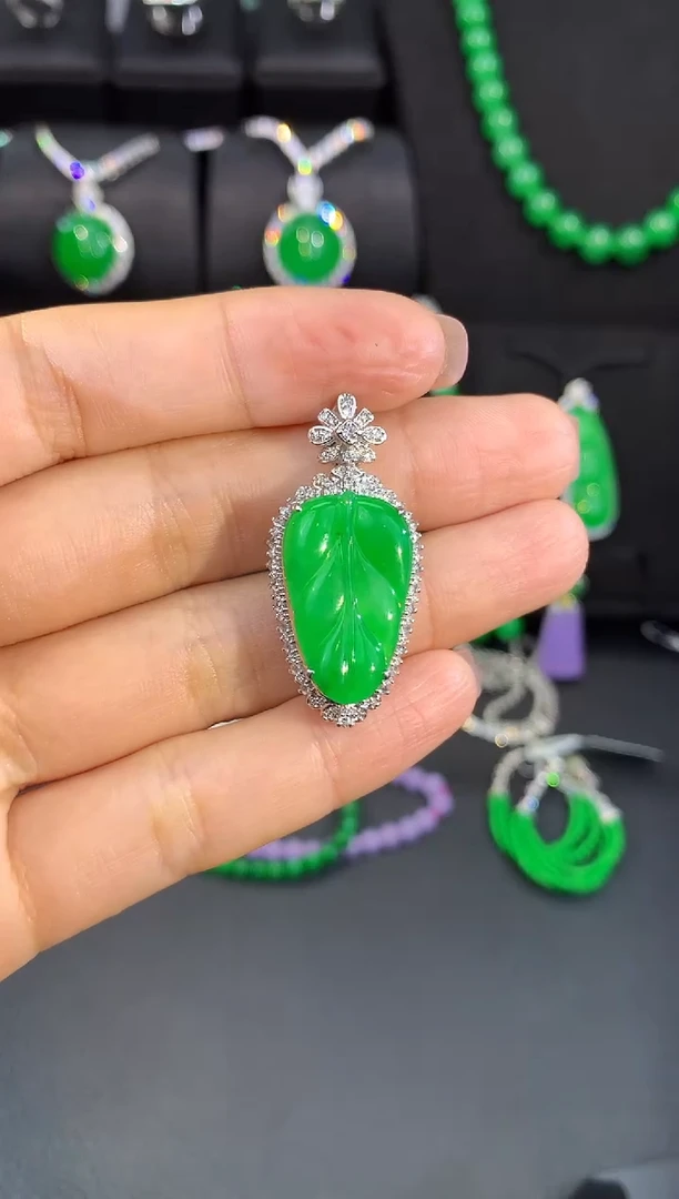 翡翠18K金镶嵌颈饰天然缅甸翡翠A货