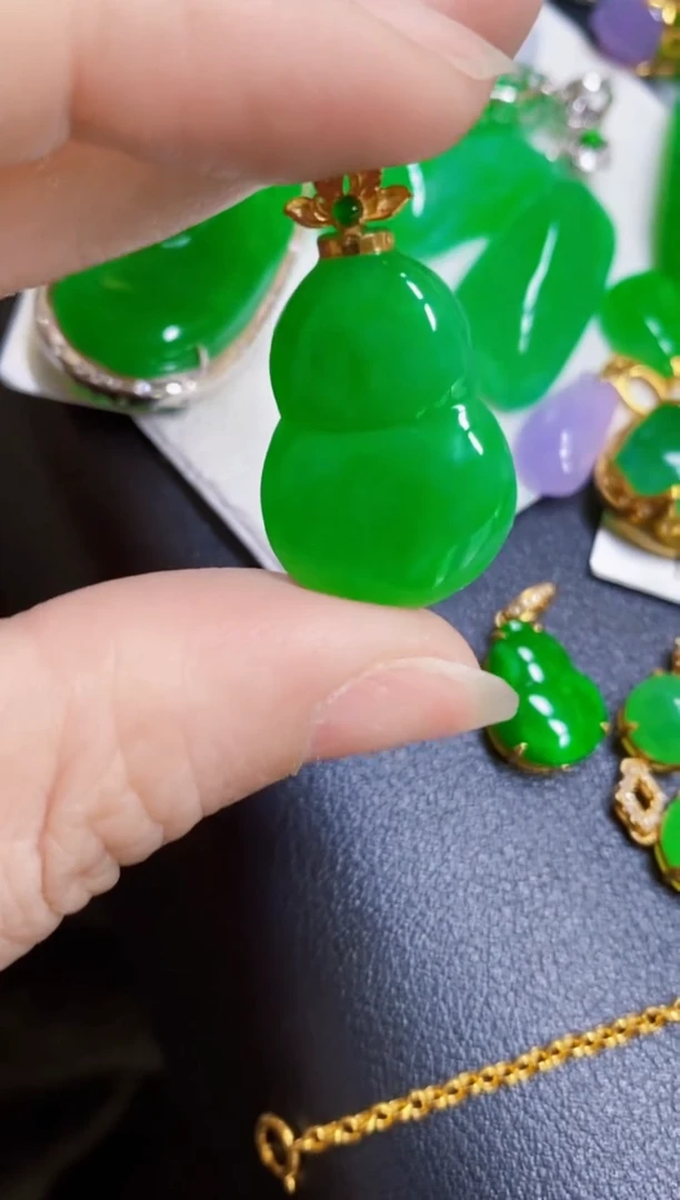 颈饰18K金镶嵌翡翠葫芦