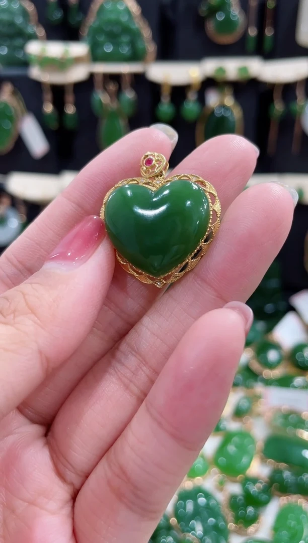 和田玉18K金镶嵌颈饰爱心