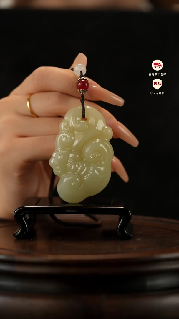 云南石竹叶青雕刻：长寿灵芝手把件挂件