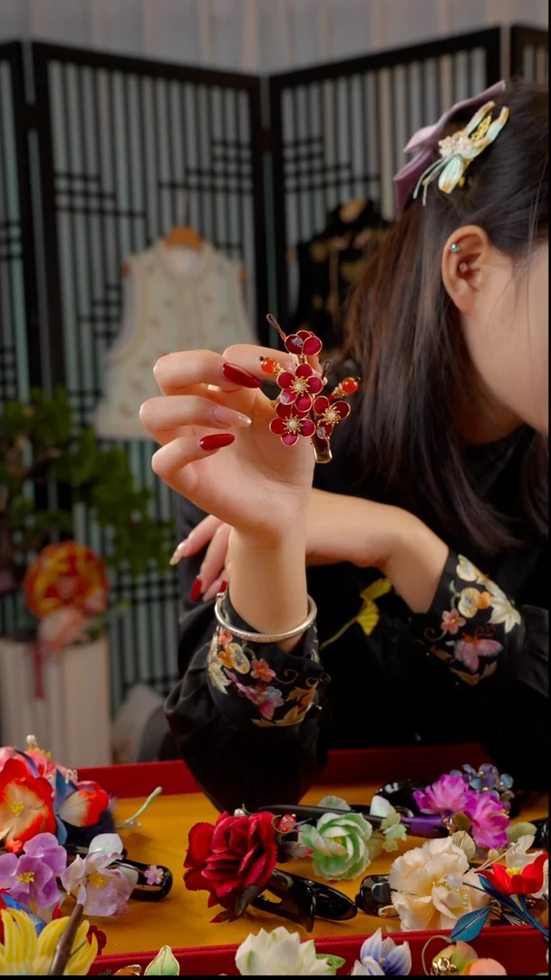 刺绣非遗绒花手工饰品
