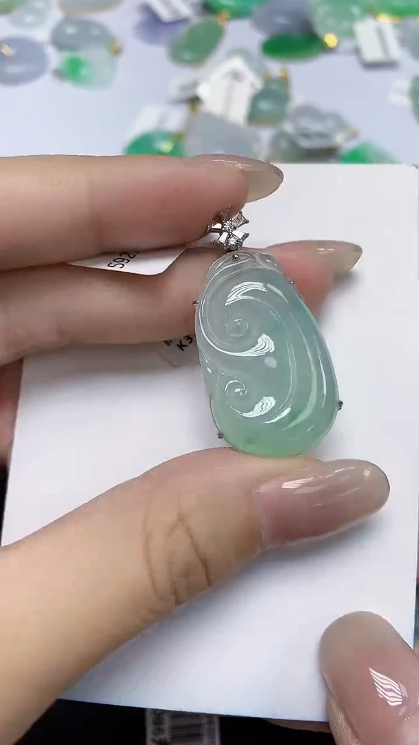 翡翠18K金镶嵌颈饰天然缅甸翡翠A货