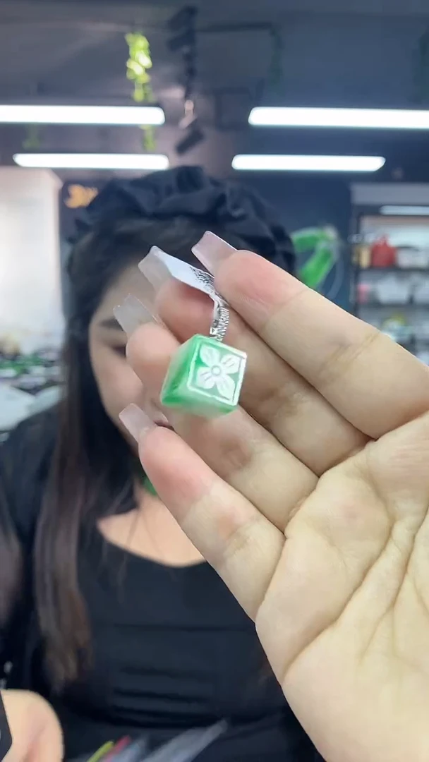 翡翠未镶嵌吊坠(不含链)多样性发其一颜色微差