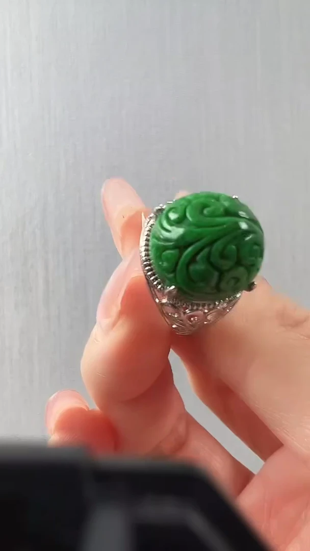 颈饰未镶嵌翡翠戒指