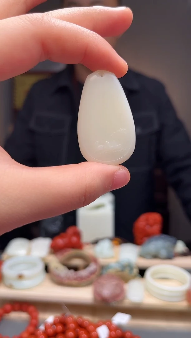 颈饰未镶嵌和田玉吊坠