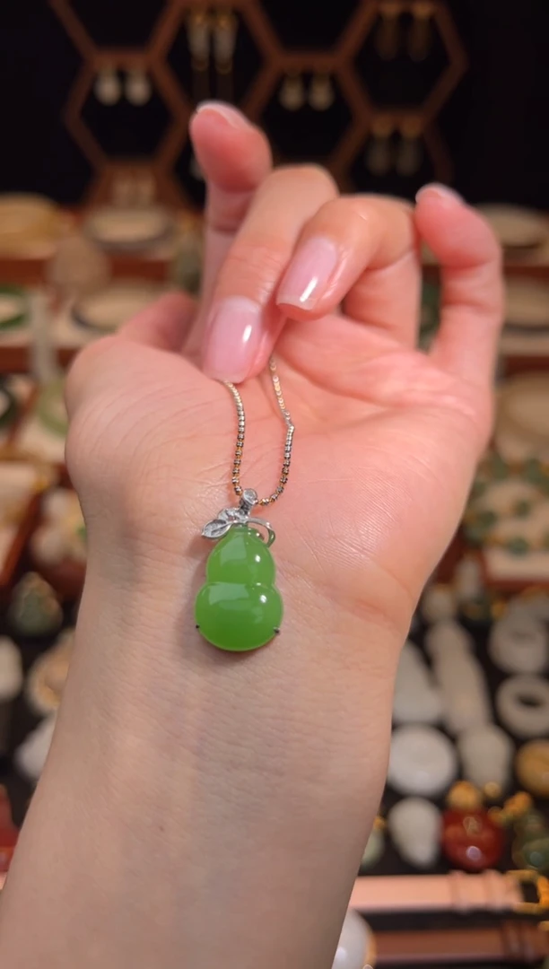 18K金镶嵌和田玉挂件精品