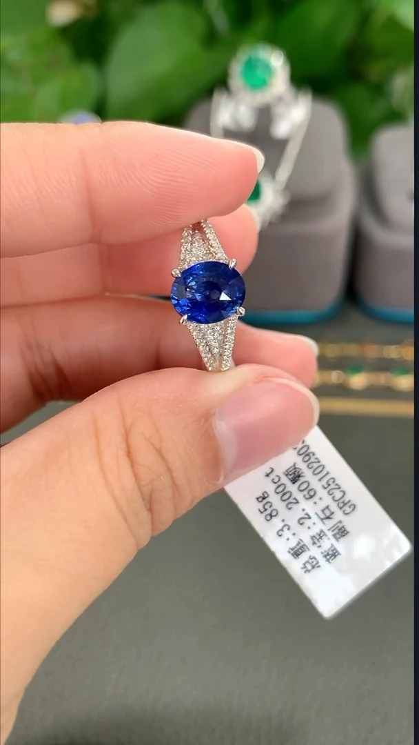 戒指蓝宝石18K金镶嵌2.2克拉