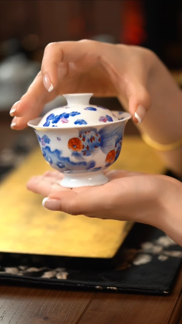 青时集·青花斗彩金鱼高足盖碗