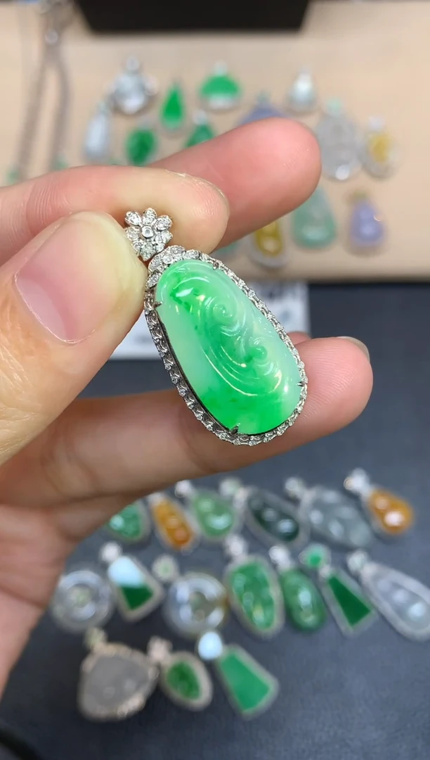 颈饰18K金镶嵌翡翠如意【无服务费