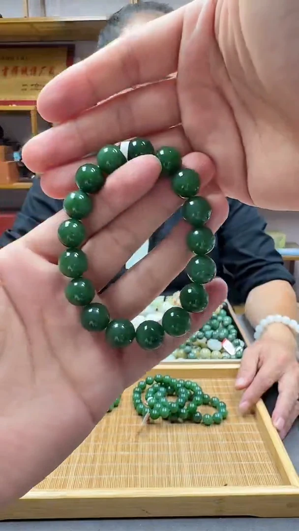 未镶嵌手链和田玉12俄碧辣绿