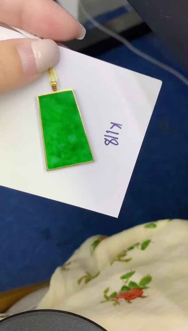 颈饰18K金镶嵌翡翠缅甸天然翡翠A货