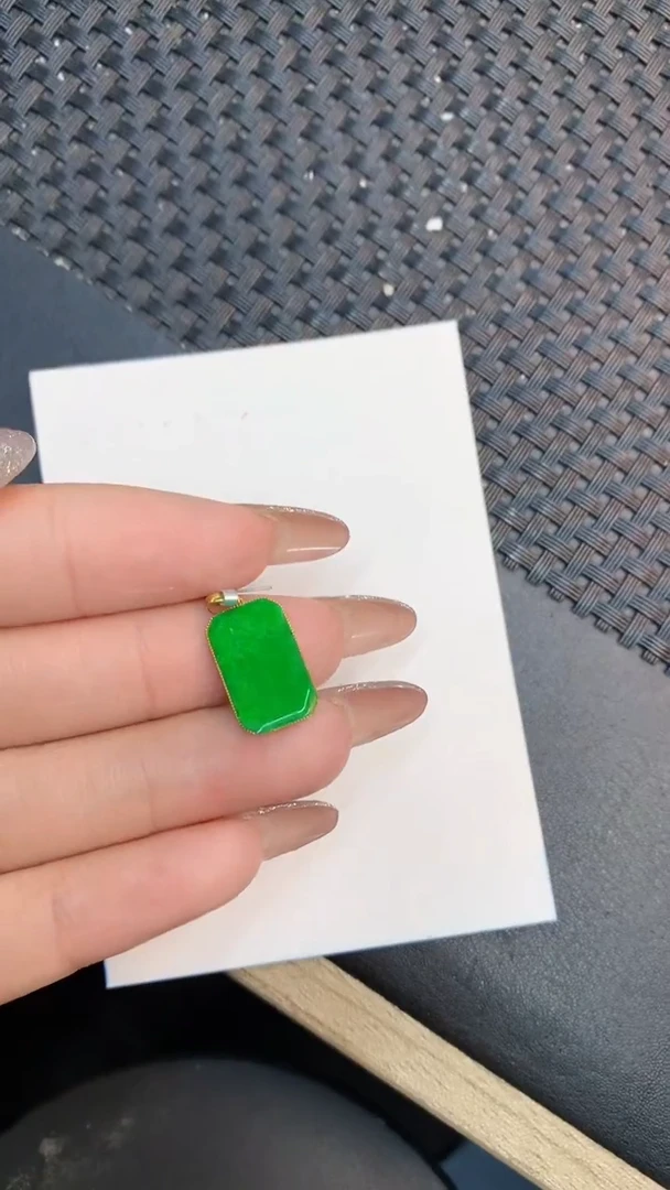 颈饰18K金镶嵌翡翠1