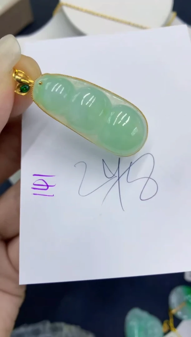 翡翠18K金镶嵌颈饰11111111111
