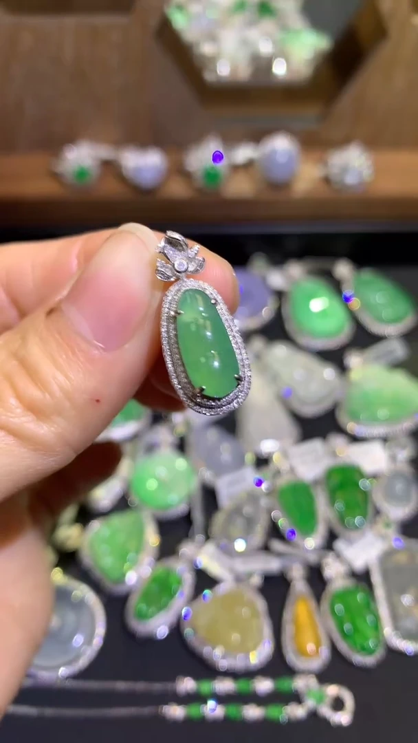 【闪购商品】翡翠吊坠(不含链)18K金镶嵌吊坠