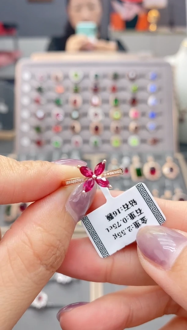 18K金镶嵌戒指红宝石0.75
