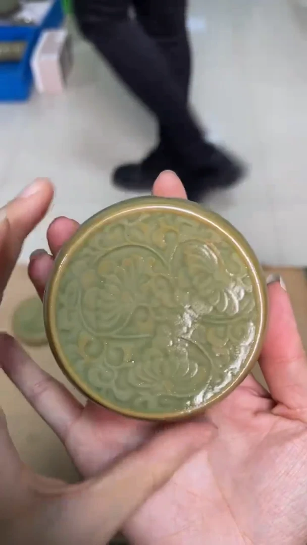 陶瓷青瓷菊纹盖置（一个）