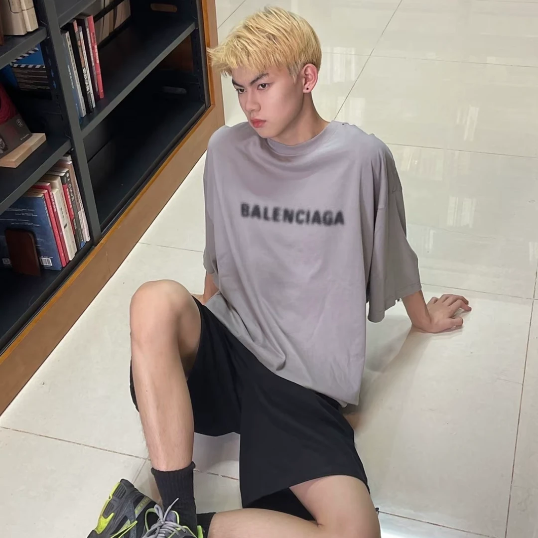 99新 Balenciaga/巴黎世家 灰色字母印花破洞短袖/尺码L/ZH001013