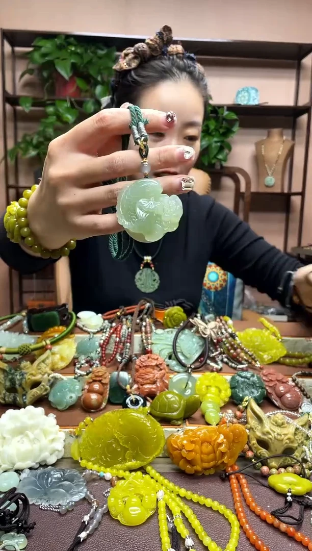 未镶嵌岫玉颈饰·2