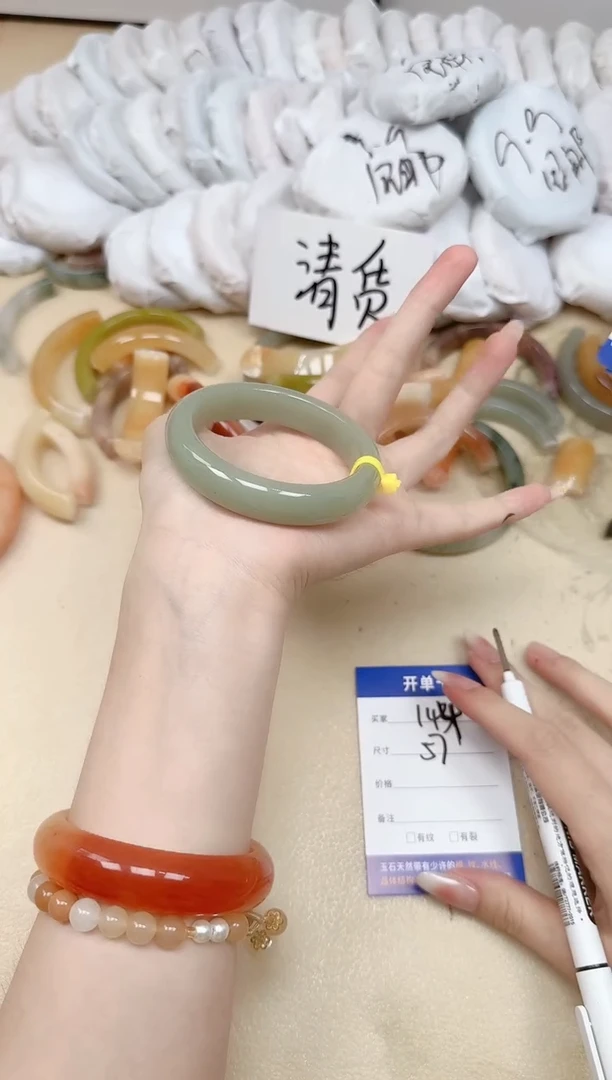 未镶嵌手镯石英质玉144/57