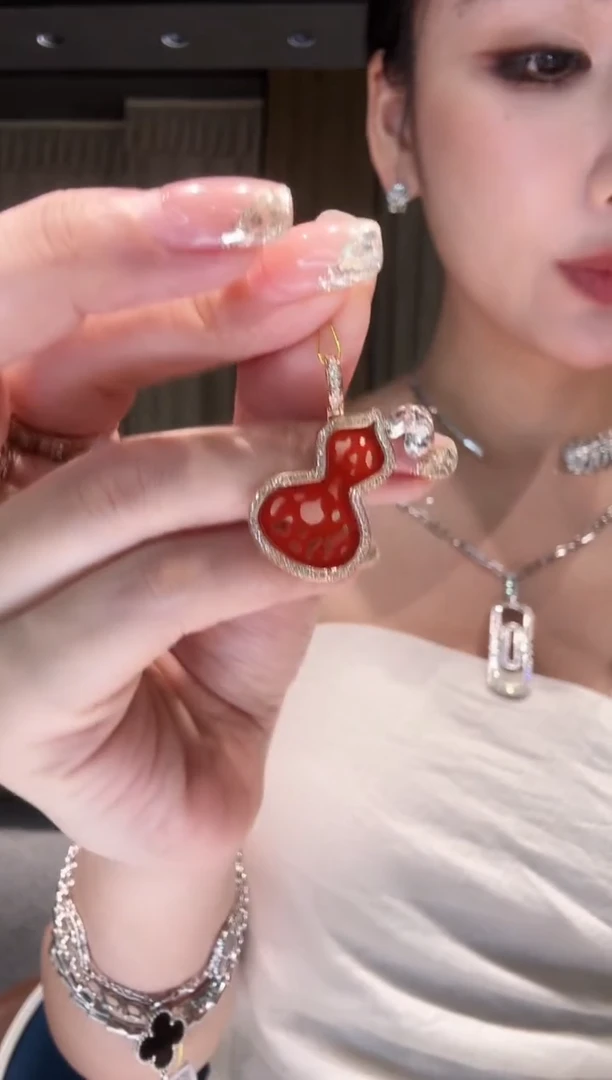 18K金镶嵌吊坠（不含链）钻石红葫芦