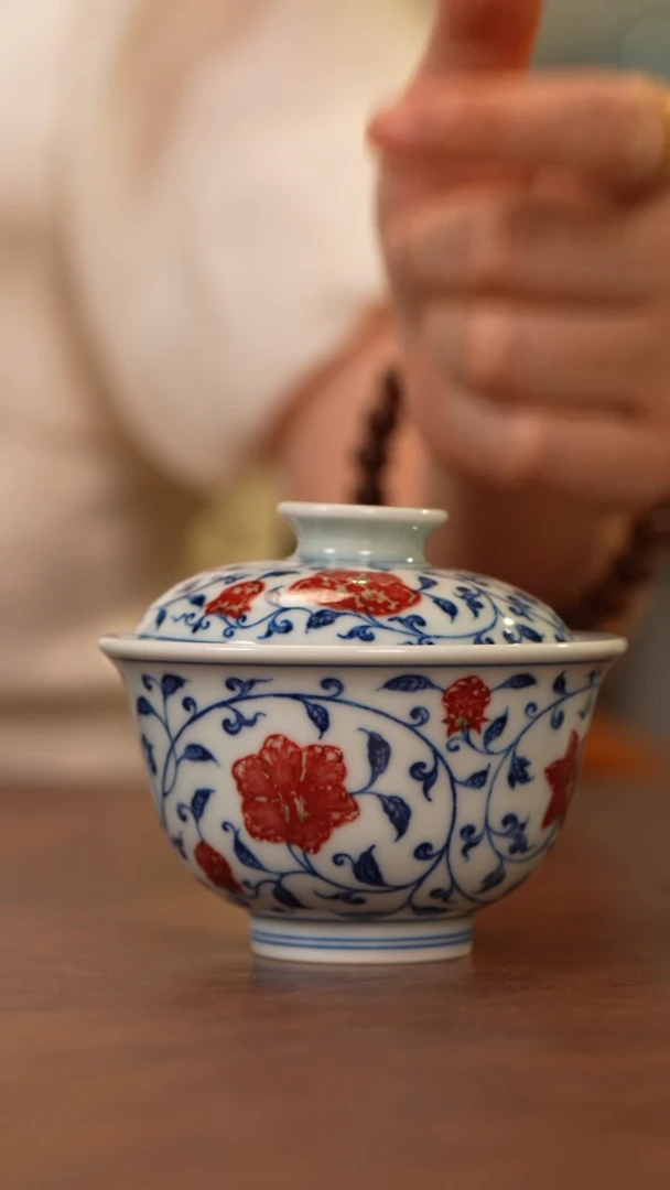 和然釉里红缠枝莲盖碗