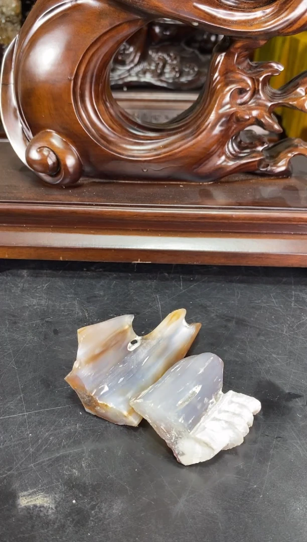 未镶嵌珠宝奇石硅化玉简*，1