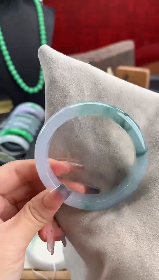 翡翠手镯未镶嵌?**?手镯