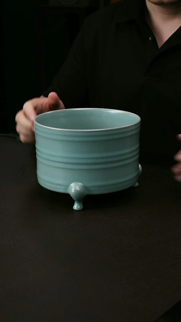 其他汝官窑大号三足弦纹樽72