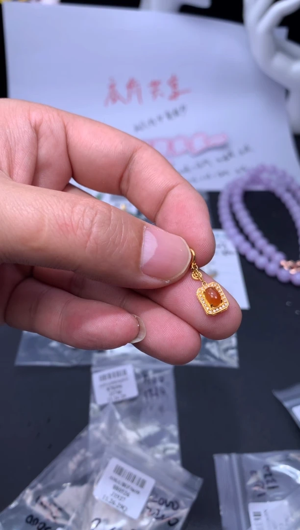 颈饰18K金镶嵌翡翠48小时鉴赏期 退货不扣服务费