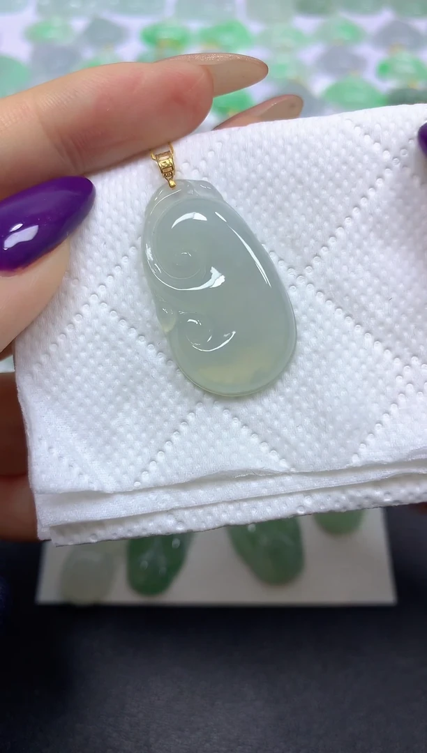 颈饰18K金镶嵌翡翠