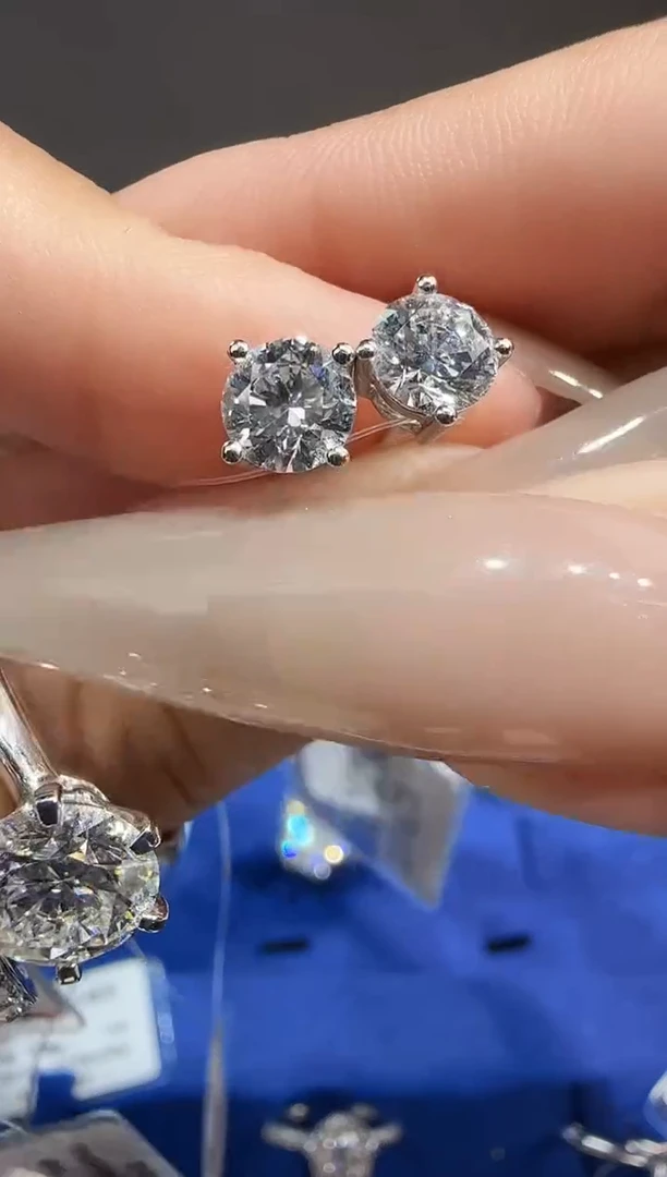 铂Pt950镶嵌实验室培育钻石耳饰一克拉一对四爪耳钉