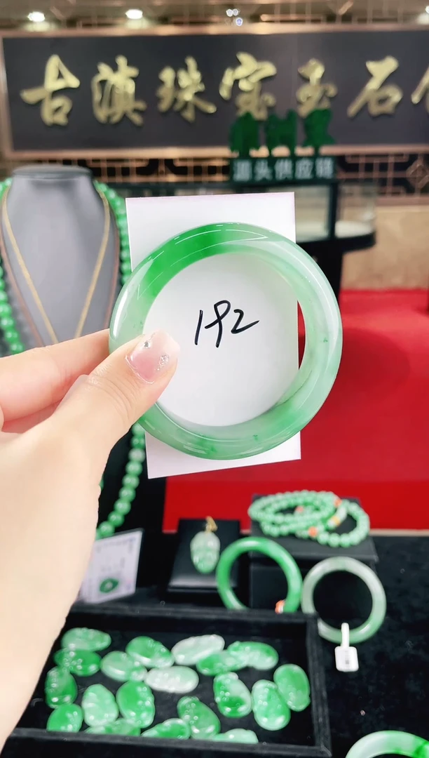 未镶嵌手镯石英质玉（非洲翠）微瑕一经发货运费不退介意勿拍