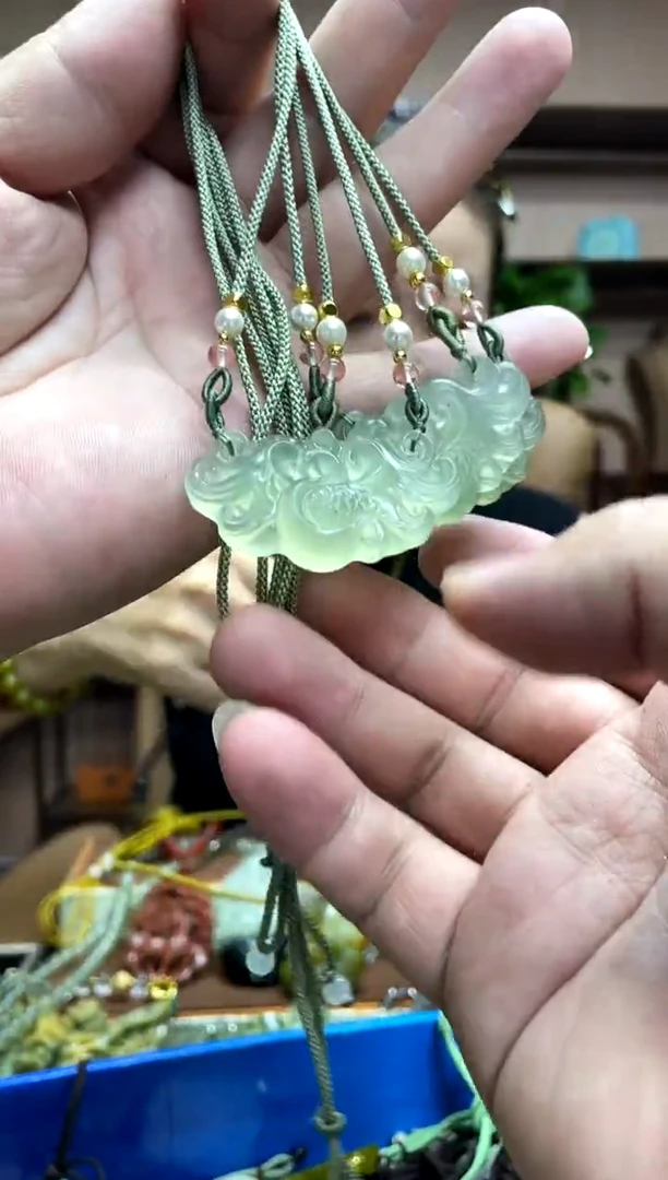 未镶嵌岫玉吊坠多样性发货发其中之一