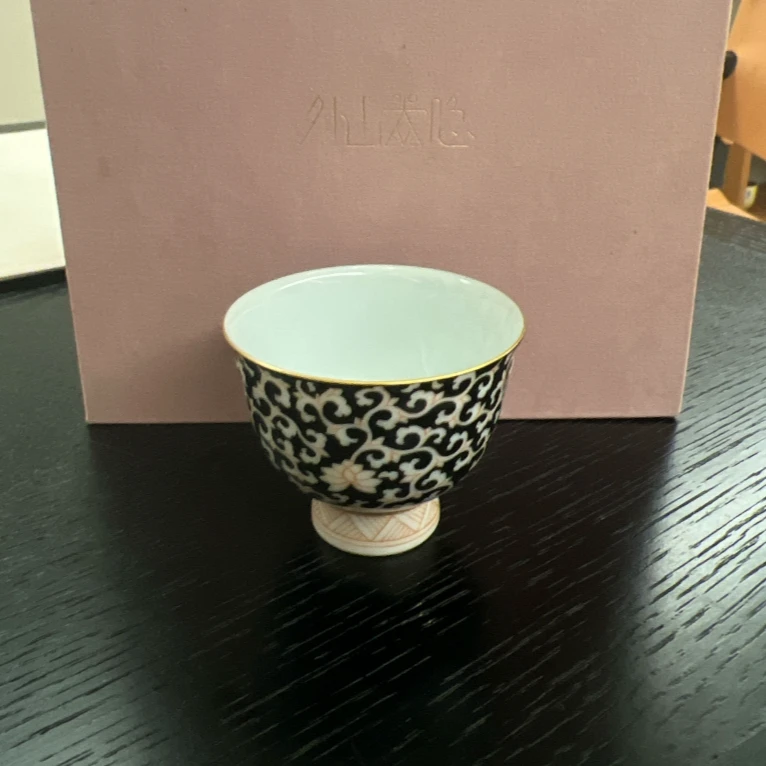 阿茶黑地缠枝莲铃铛杯