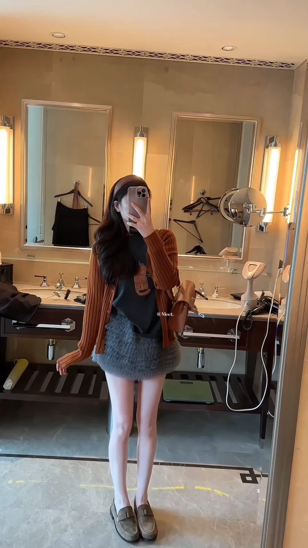 2025秋季新款韩系气质软糯针织衫小猫短袖t恤网纱半身裙三件套装