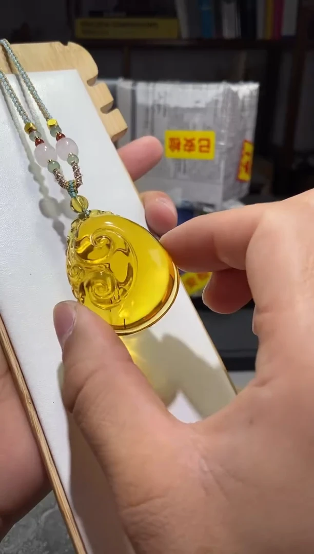 琥珀颈饰未镶嵌如意